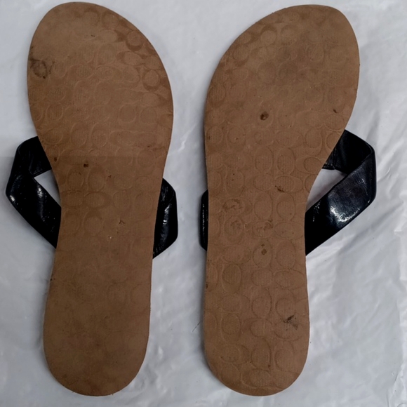 Love Poppy Women's Flip Flop Sandals - Picture 3 of 8